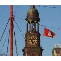 3050_0002 Hamburg Flagge vor der St. Michaeliskirche. | Flaggen und Wappen in der Hansestadt Hamburg